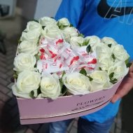 Коробка сердце «19 белых роз и Раффаэлло»